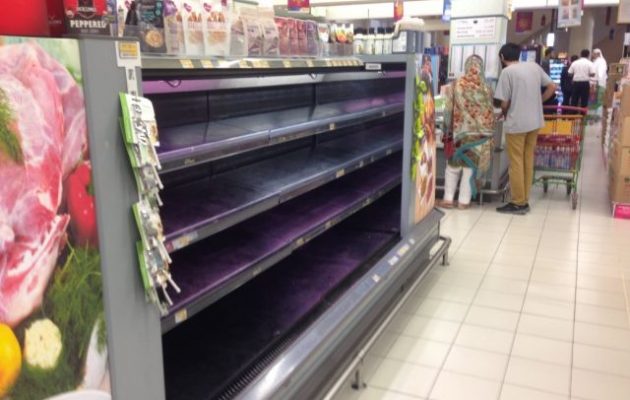 Η Σαουδική Αραβία δεν αφήνει να μπουν τρόφιμα στο Κατάρ – Οι κάτοικοι αδειάζουν τα σουπερμάρκετ