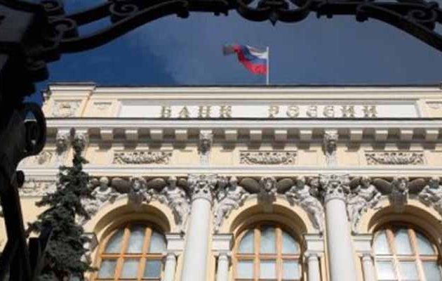 Εκατό τράπεζες βάζουν λουκέτο κάθε χρόνο στη Ρωσία