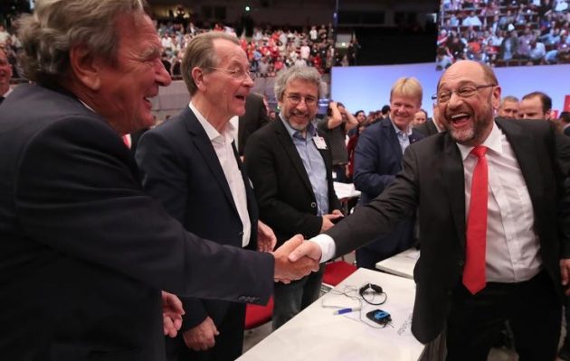 “Μπορούμε να νικήσουμε” τη Μέρκελ, το μήνυμα του Γκέρχαρντ Σρέντερ στο συνέδριο του SPD