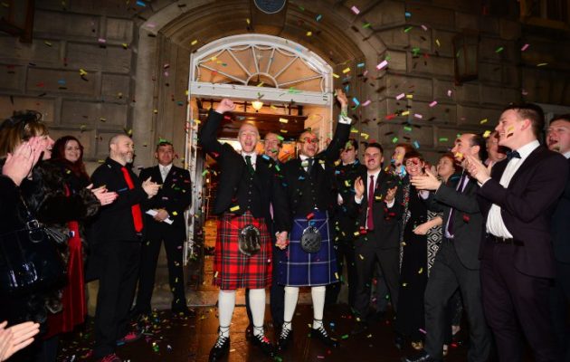 Η Σκωτική Εκκλησία θα τελεί και θρησκευτικούς γάμους ομοφυλοφίλων