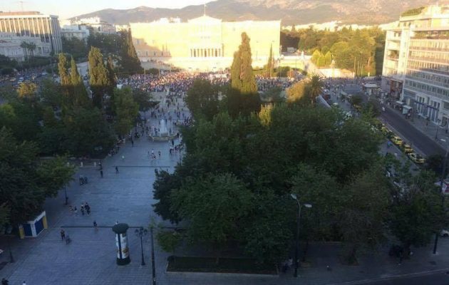 Προσυγκέντρωση φιλελέδων στο Σύνταγμα πριν τα μπαράκια στο Κολωνάκι (φωτο)