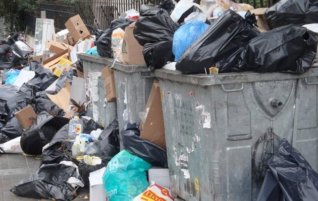 Άλλη μια εβδομάδα με σκουπίδια – Παρατείνεται η απεργία των εργαζομένων στη καθαριότητα