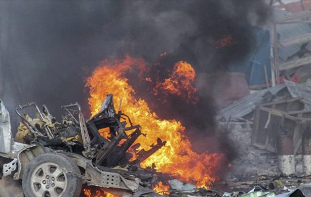 Εννέα νεκροί από έκρηξη παγιδευμένου αυτοκινήτου σε εστιατόριο της Σομαλίας – Κρατούνται όμηροι