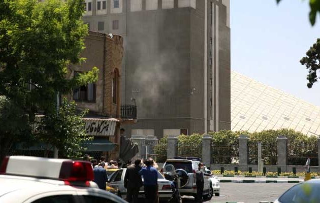 Πέντε άτομα συνελήφθησαν για την διπλή τρομοκρατική επίθεση στην Τεχεράνη