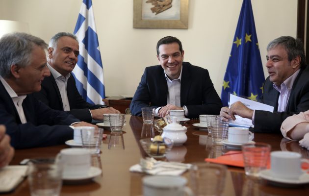 Στο ΥΠΕΣ ο Τσίπρας – Προανήγγειλε οριστική λύση για τους συμβασιούχους