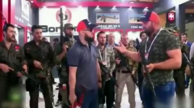 Ο «μυστικός στρατός» του Ερντογάν πλέον δεν κρύβεται – Τούρκοι παραστρατιωτικοί με τα όπλα τους