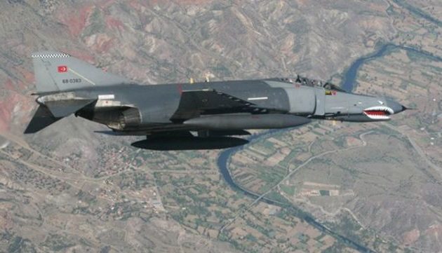 Η τουρκική πολεμική αεροπορία βομβάρδισε τους Κούρδους στην Εφρίν