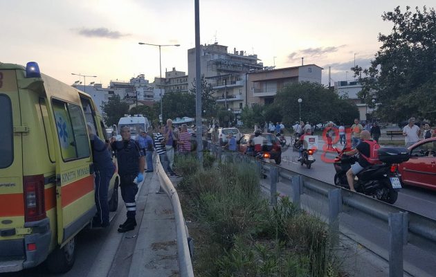 Πάτρα: Τροχαίο-σοκ – Έπεσε με το κεφάλι στις μπάρες του δρόμου – Σύγκρουση Ι.Χ. με μηχανή (βίντεο)
