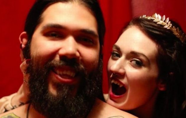 Νομίζουν ότι είναι βρικόλακες και τη “βρίσκουν” να πίνουν ο ένας το αίμα του άλλου