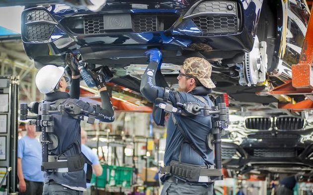 DW: Οι αυτοκινητοβιομηχανίες φοβούνται ακόμη επίθεση από τον Τραμπ