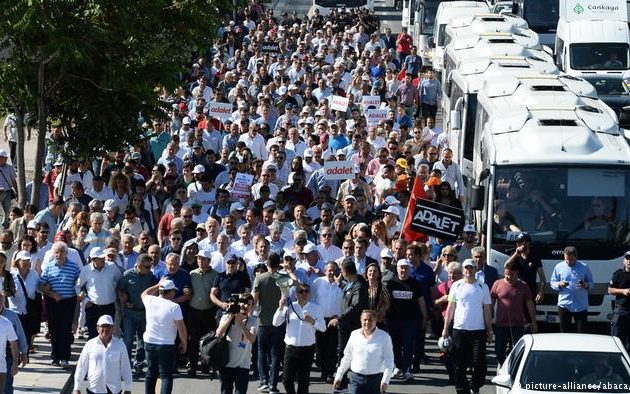 Τουρκία: Ο Κιλιτσντάρογλου συγκεντρώνει χιλιάδες διαδηλωτές κατά του Ερντογάν