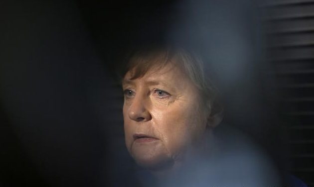 SZ: «Ακόμη και η Μέρκελ δεν είναι αήττητη» – Η “απειλή” των ομοφυλόφιλων