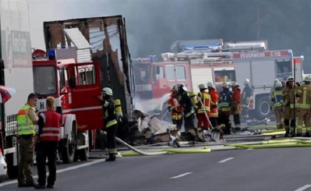 Τραγικό τροχαίο στη Γερμανία: Φόβοι ότι κάηκαν 18 άνθρωποι σε λεωφορείο