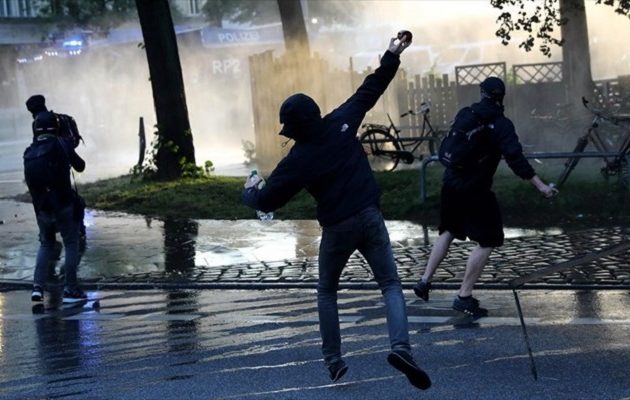Αστυνομικός έριξε προειδοποιητική βολή για να ξεφύγει από διαδηλωτές στο Αμβούργο