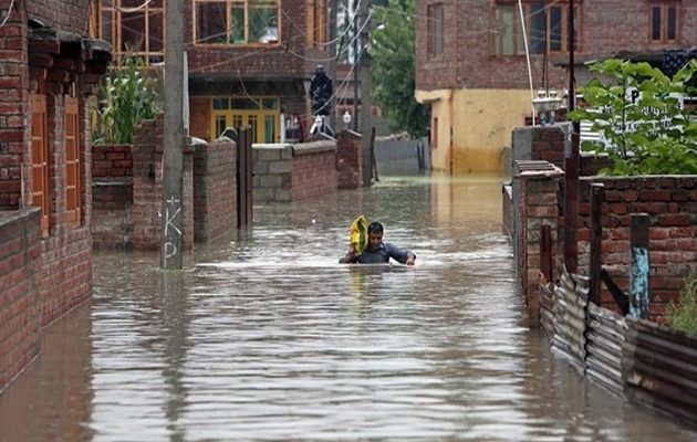 700 οι νεκροί από τις φονικές πλημμύρες στην Ινδία
