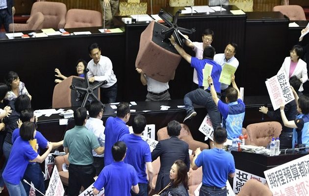 Ρινγκ η βουλή στην Ταϊβάν: Άγριο ξύλο με μπουνιές και κλωτσιές (βίντεο)