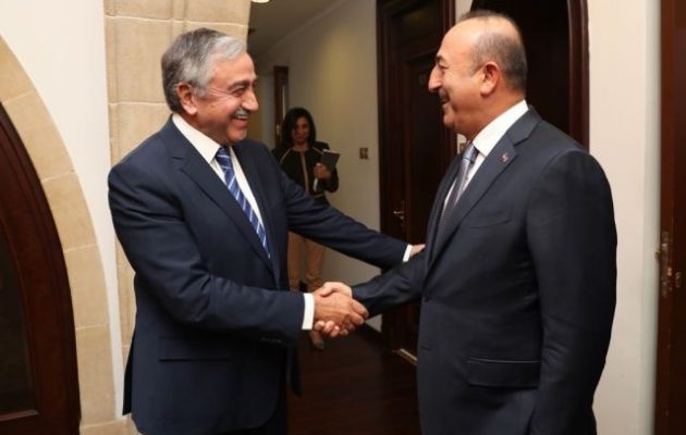 “Όχι σε βεβιασμένα βήματα στο Κυπριακό” δασκάλεψε ο Τσαβούσογλου τον Ακιντζί