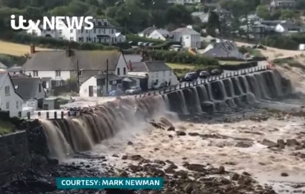 Οργισμένοι χείμαρροι από καλοκαιρινές πλημμύρες στην Κορνουάλη (βίντεο)