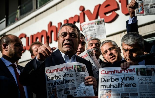 Στο εδώλιο οι δημοσιογράφοι της εφημερίδας που αποκάλυψαν ότι ο Ερντογάν εξόπλιζε τζιχαντιστές