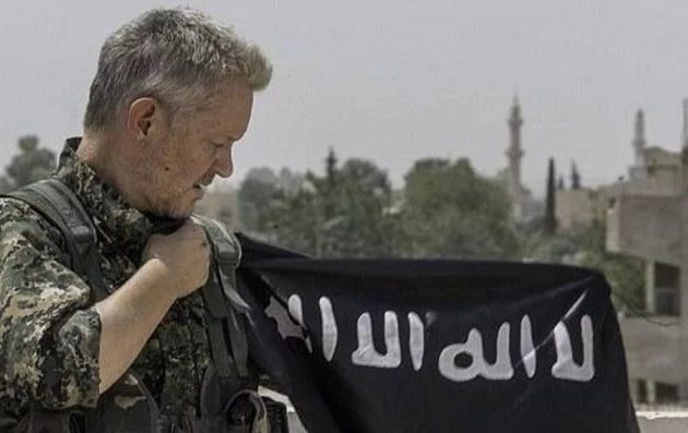 Ηθοποιός από τους “Πειρατές της Καραϊβικής” πολεμά το Ισλαμικό Κράτος στη Ράκα (φωτο)