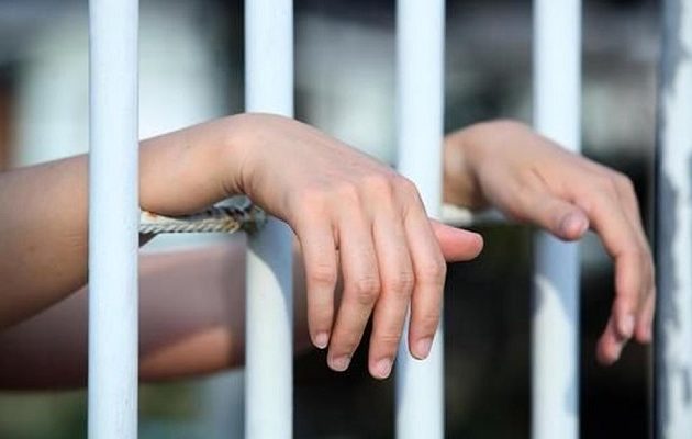 Συνελήφθη φύλακας που έβαζε λαθραία στη φυλακή ναρκωτικά και κινητά τηλέφωνα