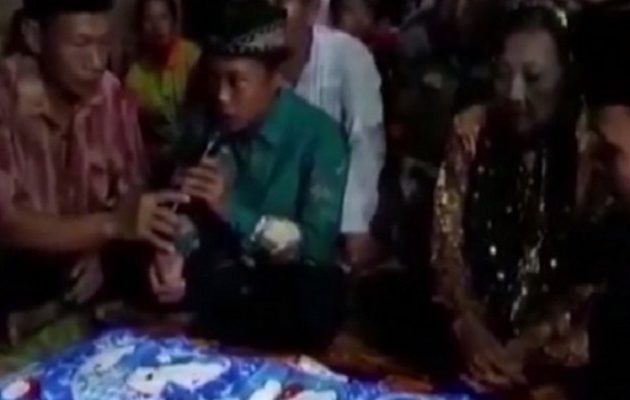71χρονη παντρεύτηκε 16χρονο στην Ινδονησία!