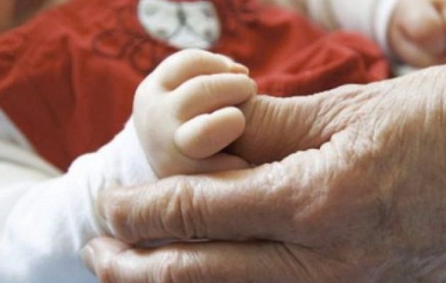 Ελλάδα: Πεθαίνουμε και δεν γεννάμε – Πόσο μειώθηκε ο πληθυσμός της χώρας σε ένα μόλις έτος