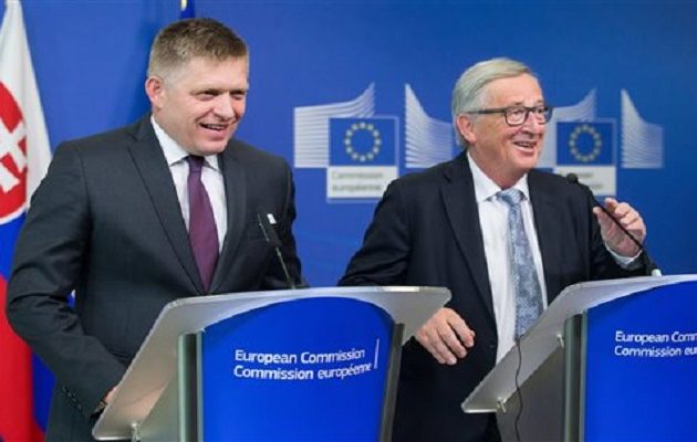 H επική γκάφα του Γιούνκερ με τη γυναίκα του και την Μέρκελ (βίντεο)