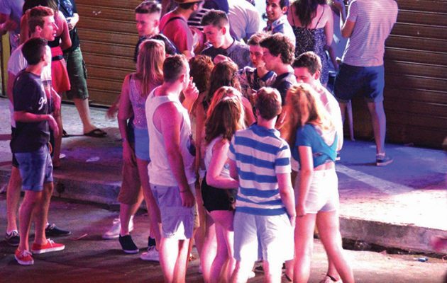 Συνέβη και αυτό στον Λαγανά: Τουρίστρια δάγκωσε  αστυνομικό – Δεκάδες συλλήψεις νεαρών