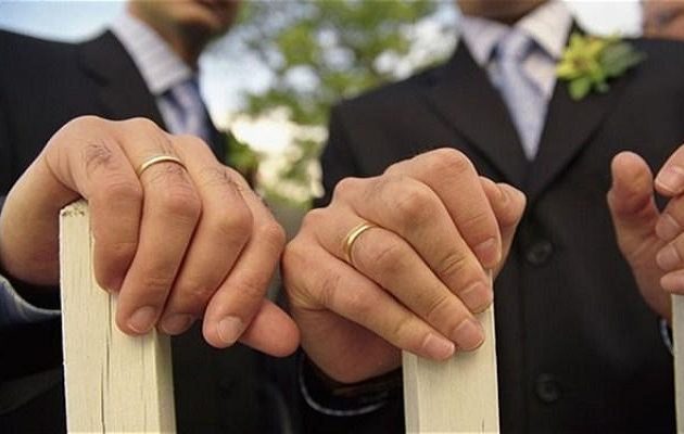 Η πρόεδρος της Χιλής νομιμοποιεί τον γάμο των ομοφυλόφιλων