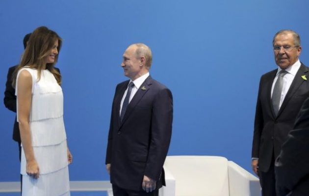 Ισχυρή “χημεία” μεταξύ Τραμπ και Πούτιν – Ξεχάστηκαν συζητώντας – Μπήκε η Μελάνια και τους είπε να “τελειώνουν”