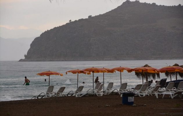 Έρχονται βροχές και καταιγίδες εν μέσω θέρους – Μπάνιο υπό βροχή