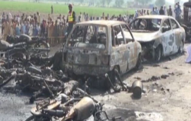 Πακιστάν: 190 οι νεκροί από πυρκαγιά σε βυτιοφόρο με καύσιμα