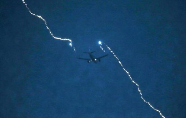 Επιβατικό αεροπλάνο χτυπήθηκε από κεραυνό πάνω από τη Σκιάθο