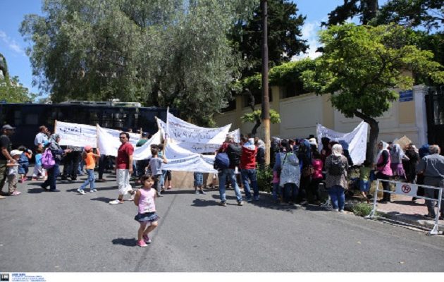 Πρόσφυγες διαμαρτυρήθηκαν έξω από τη γερμανική πρεσβεία στην Αθήνα ζητώντας άσυλο