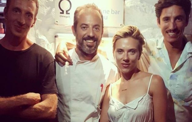 Στη Σίφνο η Σκάρλετ Γιόχανσον – Λέτε να παίξει κοκτέιλ και με τον Τσακαλώτο;