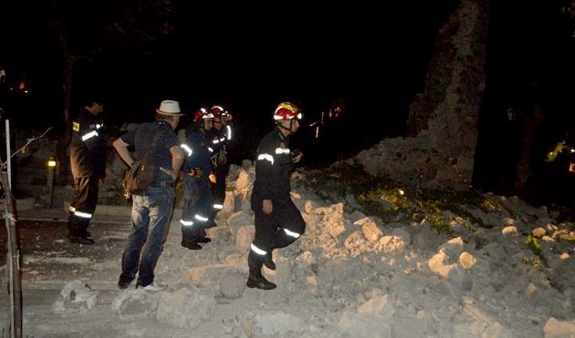 Συγκλονιστικό βίντεο κατά την ανεύρεση και μεταφορά των δυο νεκρών του σεισμού στην Κω