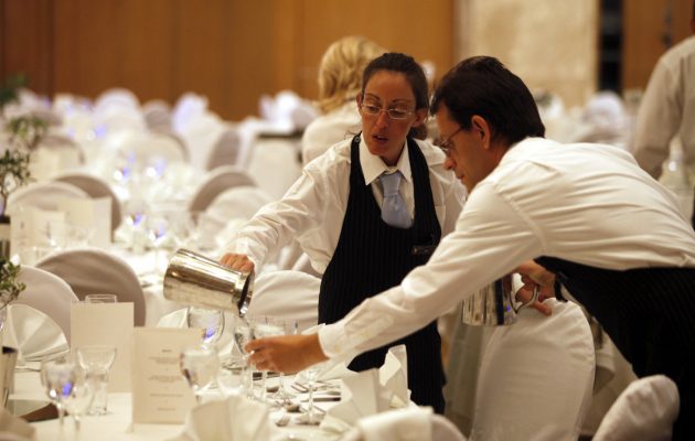 Spiegel: Ο τουρισμός ανθεί στην Ελλάδα, αλλά οι εργαζόμενοι υποφέρουν