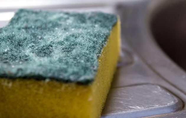 Το… σοβαρό λάθος που κάνουμε με το σφουγγάρι της κουζίνας