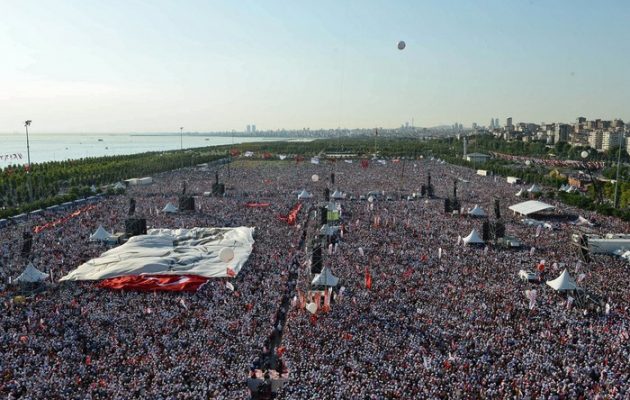 Κωνσταντινούπολη: Δεκάδες χιλιάδες Τούρκοι διαδήλωσαν κατά του Ερντογάν