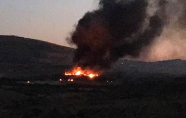 Καίγεται τουρκικό στρατόπεδο στα σύνορα με τη Συρία – Τινάχτηκε στον αέρα οπλοστάσιο