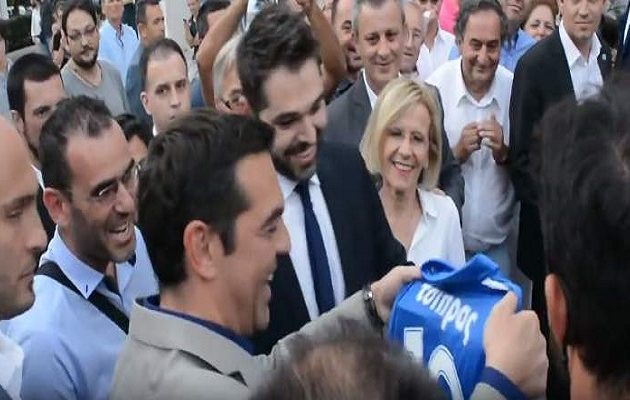 Χάρισαν φανέλα της Λαμίας στον Τσίπρα (βίντεο)