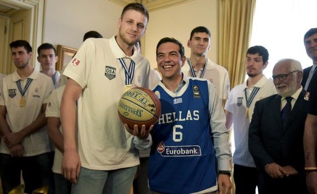 Ο Τσίπρας με τη φανέλα της εθνικής Ελλάδος δίπλα στα “τρομερά μωρά” (φωτο)