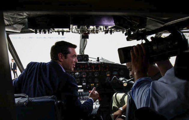Με τους πιλότους των Canadair ο Τσίπρας στην 112 πτέρυγα μάχης