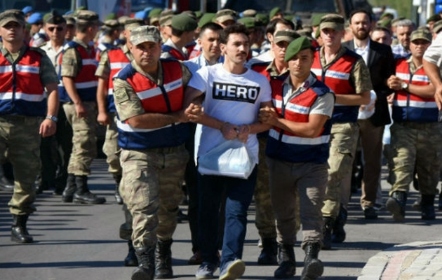 Τουρκία: Ο Ερντογάν συλλαμβάνει όποιον φοράει μπλουζάκι με τη λέξη «ήρωας»