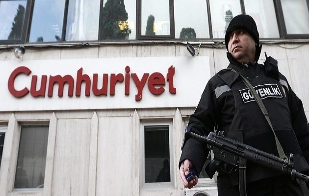 Βγαίνουν από τη φυλακή επτά δημοσιογράφοι της εφημερίδας Τζουμχουριέτ