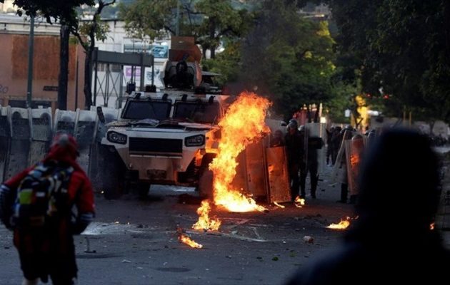 Μεγαλώνει η λίστα θανάτου: Τρεις νεκροί στη γενική απεργία κατά Μαδούρο