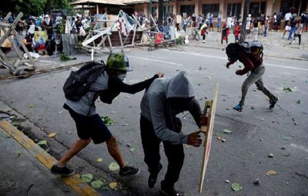 Tους 100 έφθασαν οι νεκροί από τις πολιτικές ταραχές στη Βενεζουέλα
