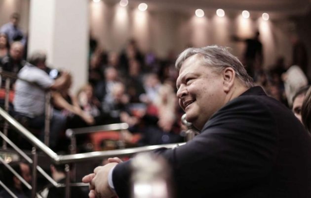 “Πόρτα” της Γεννηματά στον Βενιζέλο: Έφυγε όταν πήρε το λόγο στο Συνέδριο