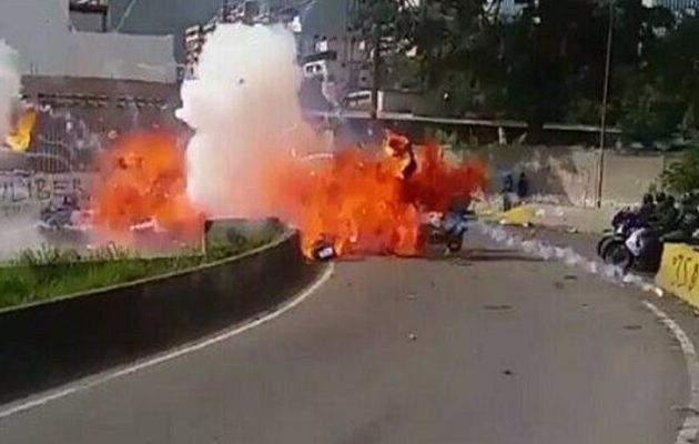 Βόμβα τινάζει στον αέρα αστυνομικούς στο Καράκας της Βενεζουέλας (βίντεο)